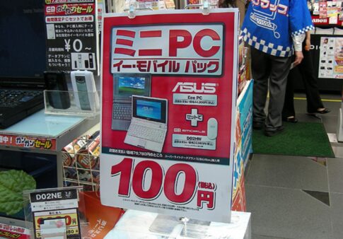 イーモバイルパックの100円パソコン「ASUSのEee PC(ミニPC)」が販売されている様子